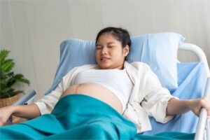 China mandates epidurals in major hospitals amid declining birth rates