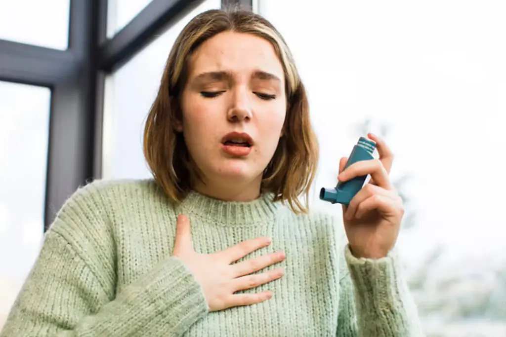 How asthma differs in kids and adults: Symptoms, triggers & treatment 2 How asthma differs in kids and adults: Symptoms, triggers & treatment