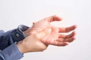What causes finger numbness and how to treat it