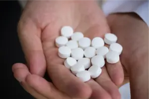 Aspirin halves risk of colorectal cancer recurrence, trial reports