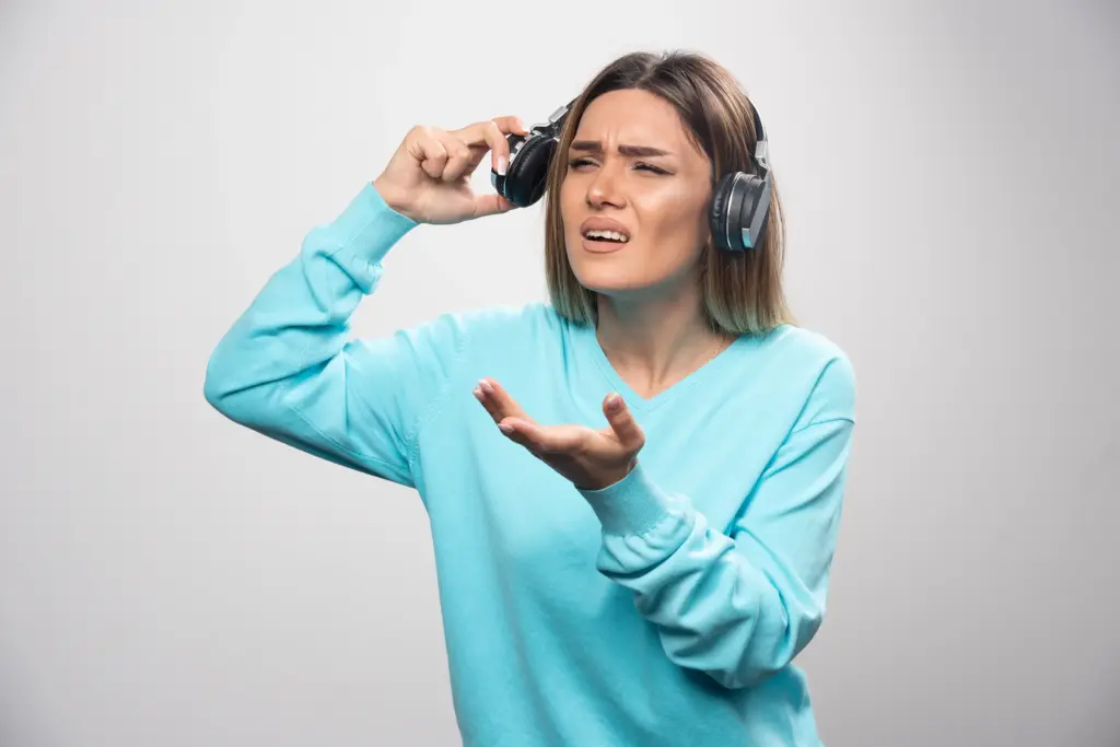 Can listening with earphones cause permanent ear damage? 2 Can listening with earphones cause permanent ear damage?