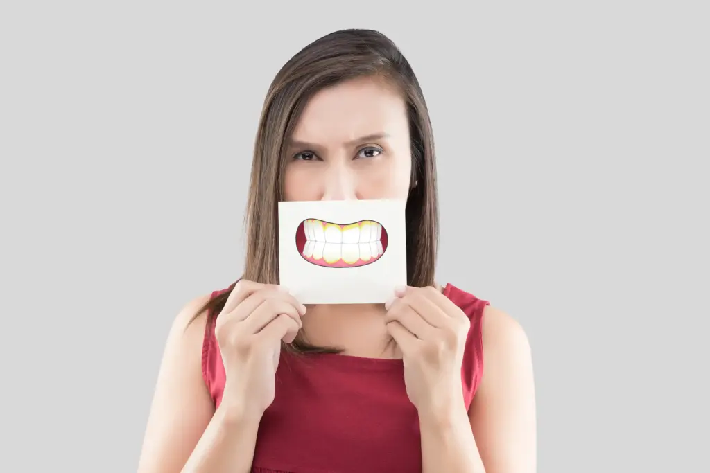 Plaque on teeth: What it is and how to remove it safely 1 Plaque on teeth: What it is and how to remove it safely