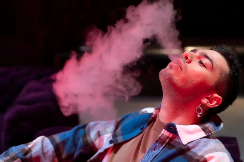 Smoking vs. vaping: What's more harmful to your lungs? 2 Smoking vs. vaping: What's more harmful to your lungs?