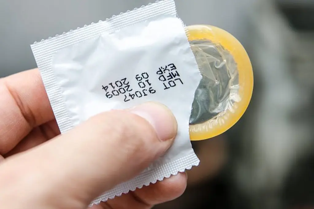 What happens if you use an expired condom? Signs, risks, and fixes 1 What happens if you use an expired condom? Signs, risks, and fixes