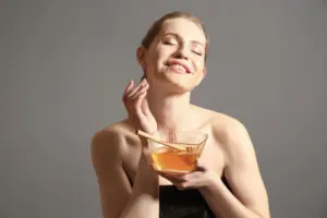 How does honey hydrate skin and restore glow?