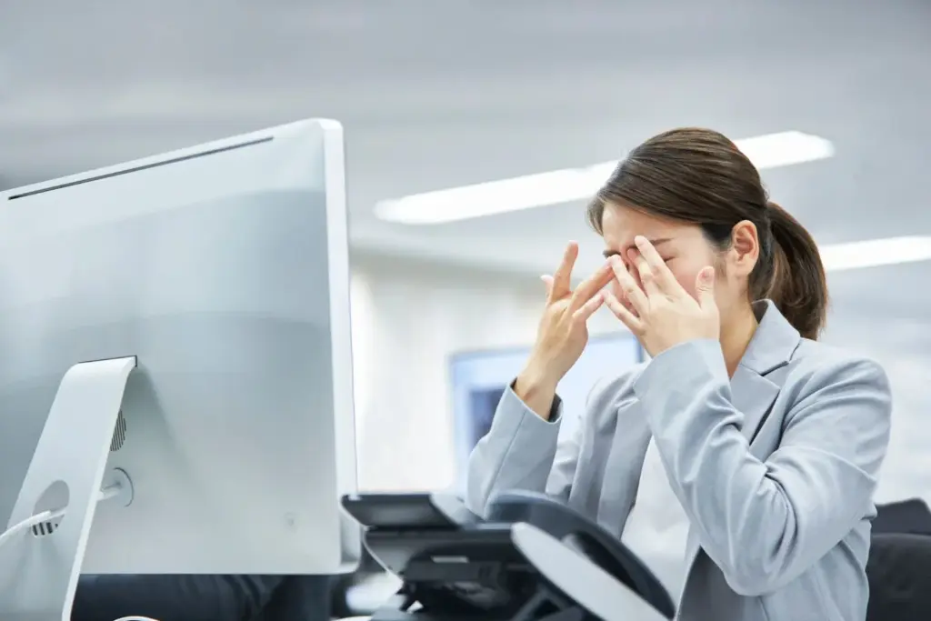 How to reduce eye strain: Blink, breaks, and blue-light basics 2 How to reduce eye strain: Blink, breaks, and blue-light basics